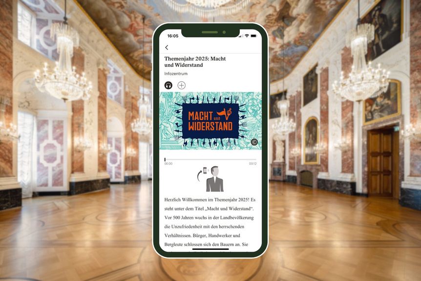 Smartphone mit Themenjahr-Tourstation im Rittersaal des Barockschlosses Mannheim
