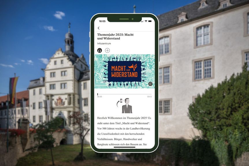 Smartphone mit Themenjahr-Tourstation vor einer Außenansicht vom Residenzschloss Mergentheim