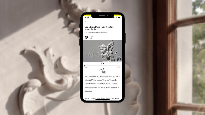 Smartphone mit Vielfalt-Tourstation vor einem Stuckdetail im Neuen Schloss Meersburg