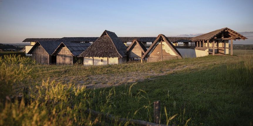 Foto: Staatliche Schlösser und Gärten Baden-Württemberg, Günther Bayerl Heuneburg - Stadt Pyrene, Häuser von den Kelten