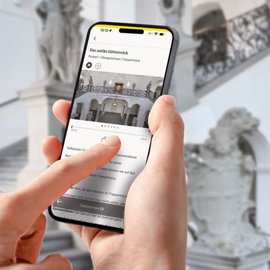 Smartphone mit Station vor dem Treppenhaus im Neuen Schloss Meersburg