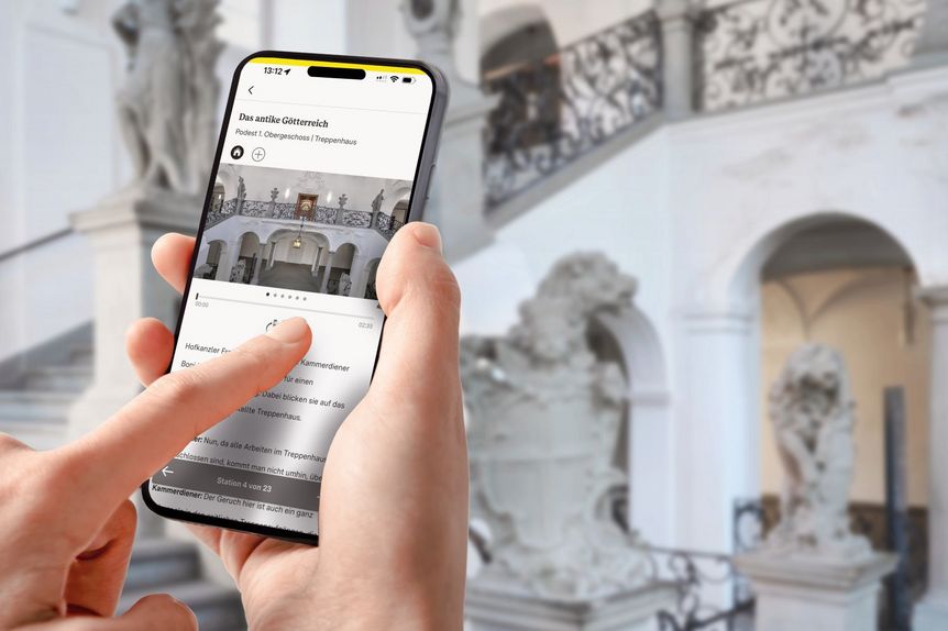Smartphone mit Station vor dem Treppenhaus im Neuen Schloss Meersburg