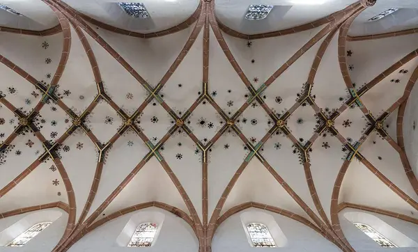 Foto: Staatliche Schlösser und Gärten Baden-Württemberg, Julia Haseloff Kloster Maulbronn, Netzgewölbe an der Decke der Klosterkirche