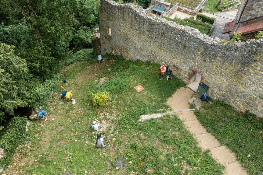 Burg Rötteln, Event, Ausgrabung, Lesefunde zwischen Ober- und Unterburg