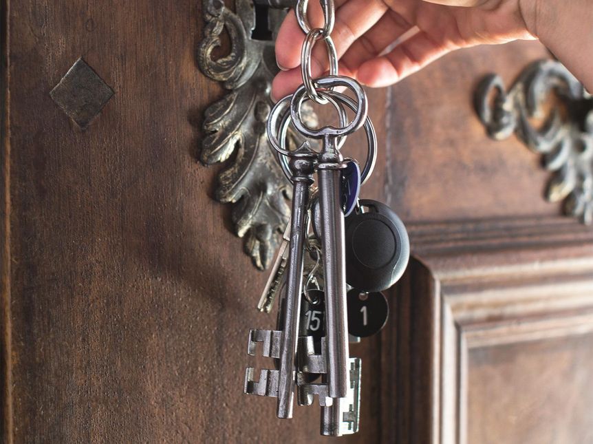 Jemand macht mit einem Schlüssel eine Tür auf