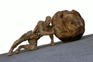 Römische Badruine Badenweiler, Ausstellung, Holzskulptur des Sisyphos