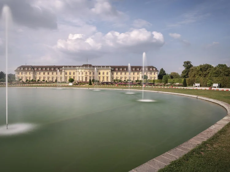 Foto: Staatliche Schlösser und Gärten Baden-Württemberg, Günther Bayerl Residenzschloss Ludwigsburg, Brunnen mit Fontänen und Schloss im Hintergrund