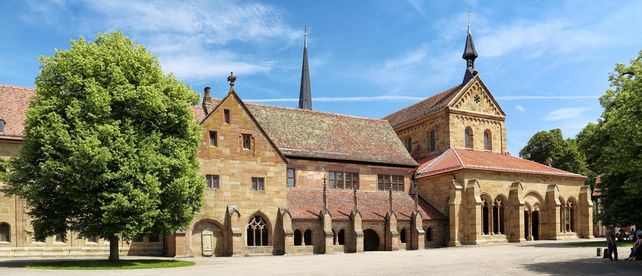 Kloster Maulbronn, Ansicht auf Kloster und Klosterhof vor blauem Himmel