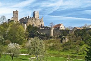Burg Rötteln, Blick auf die Anlage mit zwei Türmen 