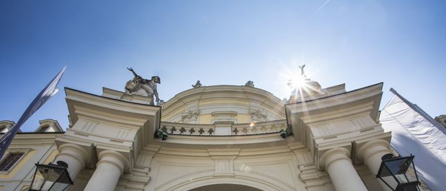 Residenzschloss Ludwigsburg, Detailreiche Nahaufnahme der kunstvoll gestalteten Fassade des Schlosses.