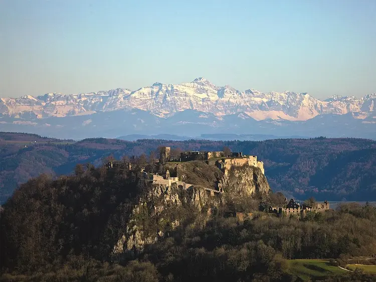 Foto: Staatliche Schlösser und Gärten Baden-Württemberg, Achim Mende Festungsruine Hohentwiel, Ausblick auf die Alpen